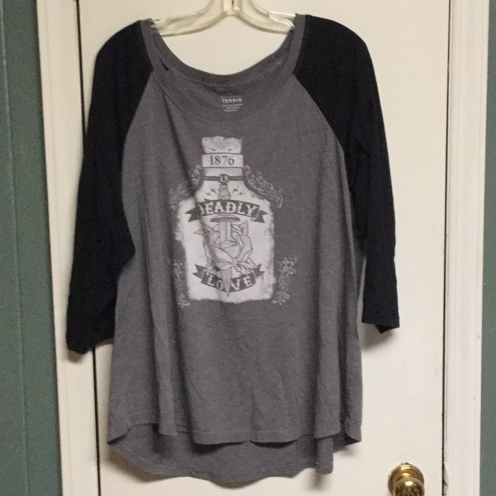 EUC Torrid Raglan Tee Size 3